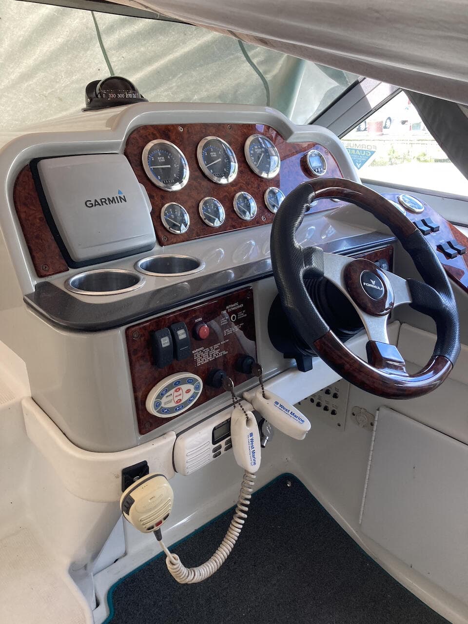 2005 Formula 27 PC cockpit and helm station