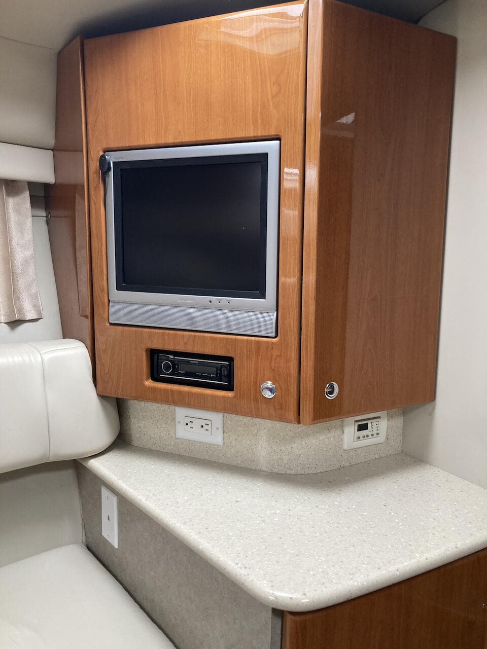 2005 Formula 27 PC bow view in Cleveland marina