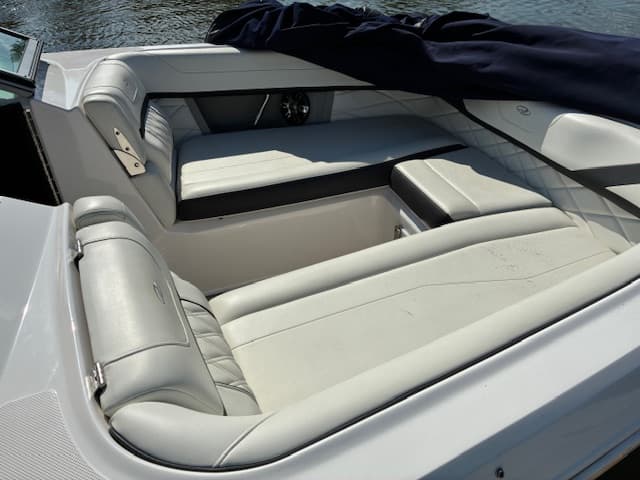 2019 Regal 260 FasDeck bow seating and walk-through windshield