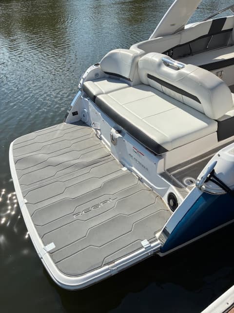 2019 Regal 260 FasDeck enclosed head with sink