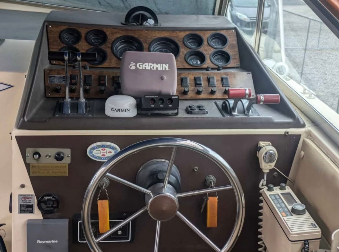 1983 Chris Craft Commander 332 cockpit and helm station