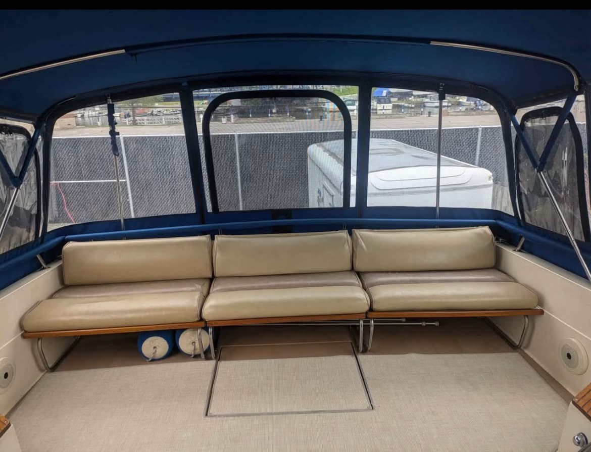 1983 Chris Craft Commander 332 aft deck and cockpit seating
