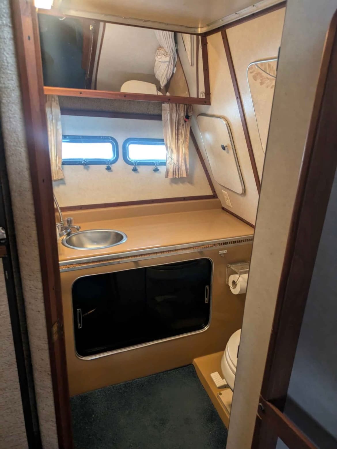 1983 Chris Craft Commander 332 forward cabin layout
