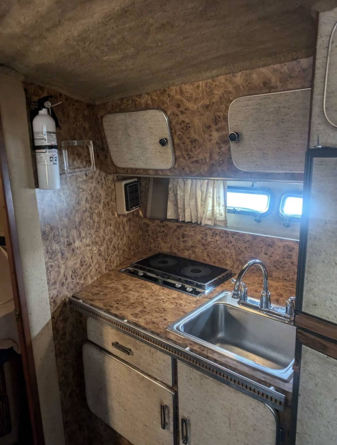 1983 Chris Craft Commander 332 new air conditioning and interior detail