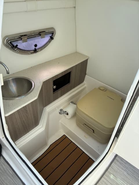 2019 Regal 260 FasDeck helm station with GPS map