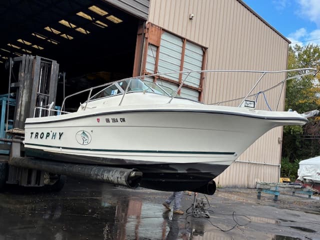 2001 Trophy 2052 Walkaround bow pulpit with anchor davit