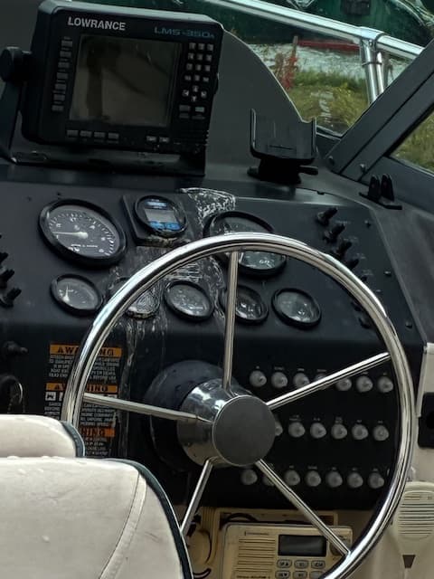 2001 Trophy 2052 Walkaround gunnel rod holders and walkaround deck