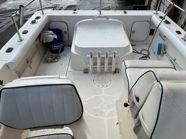 2001 Trophy 2052 Walkaround bow spotlight and forward deck