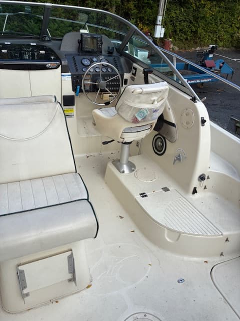 2001 Trophy 2052 Walkaround port side view freshwater Lake Erie boat