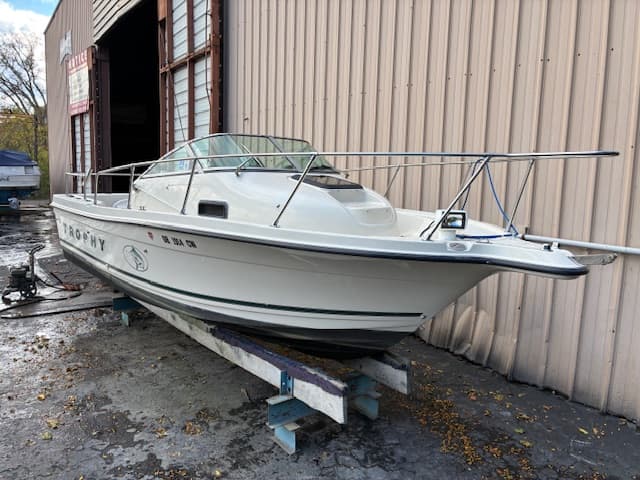 2001 Trophy 2052 Walkaround starboard profile in Cleveland, Ohio
