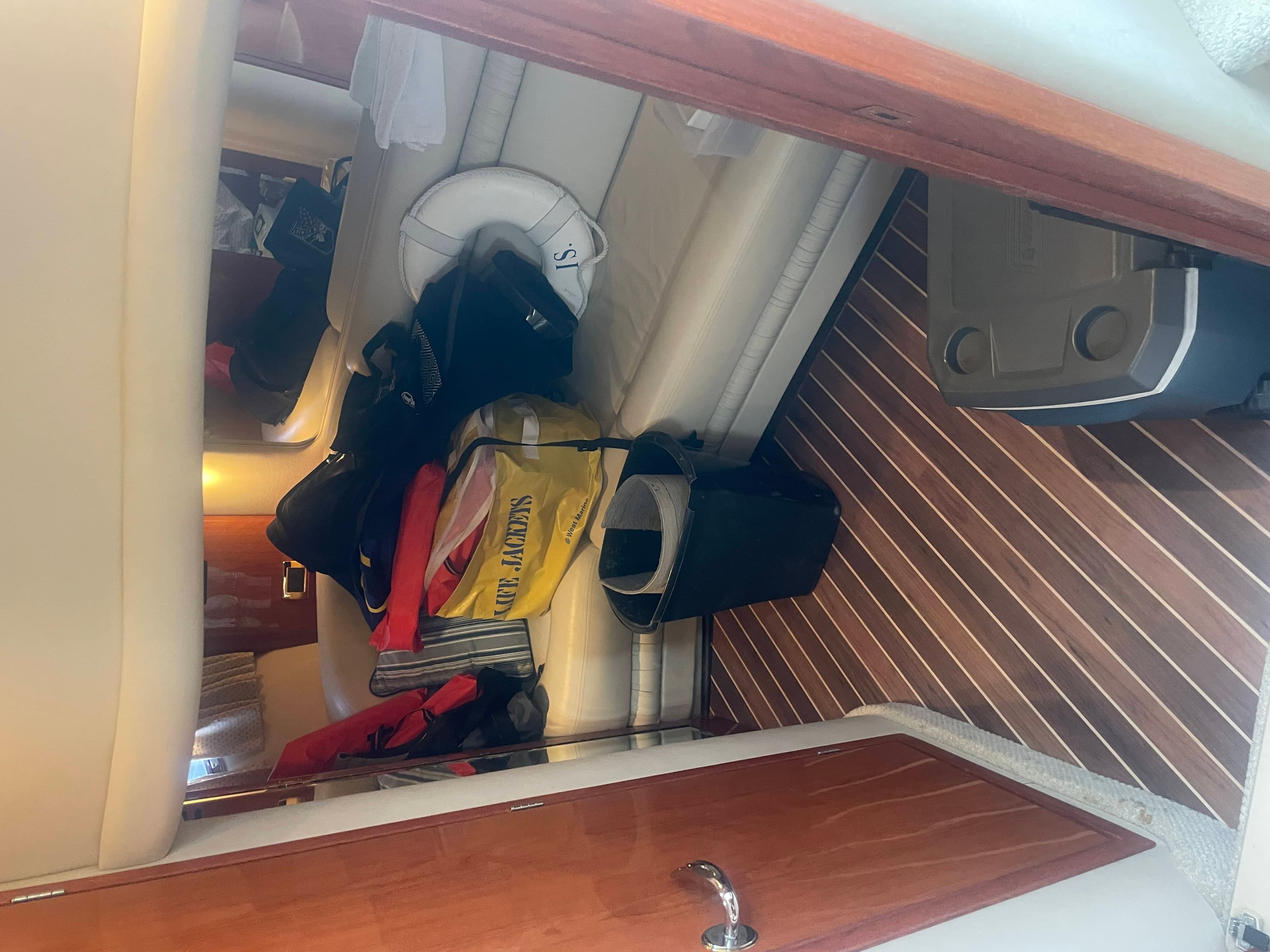 2001 Sea Ray Sundancer 460 aft head compartment