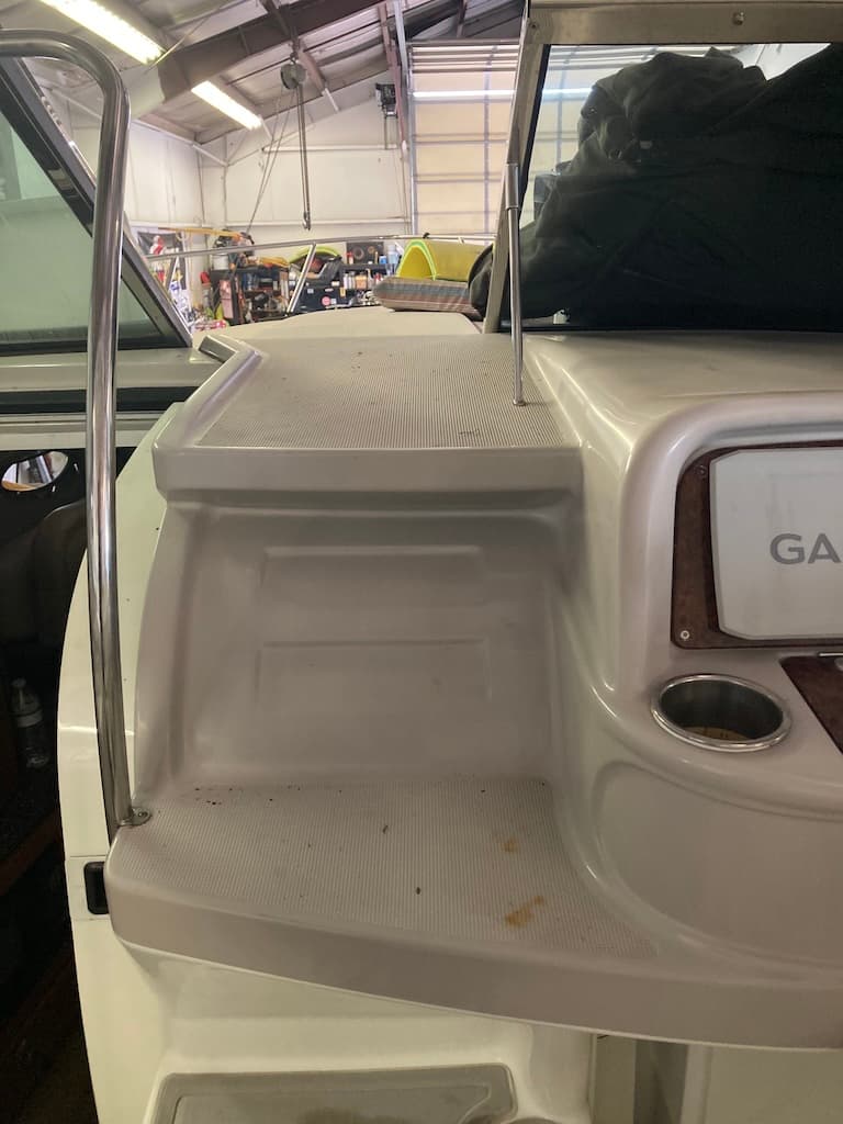 2004 Formula 330 SS cabin interior with A/C and flat screen TV