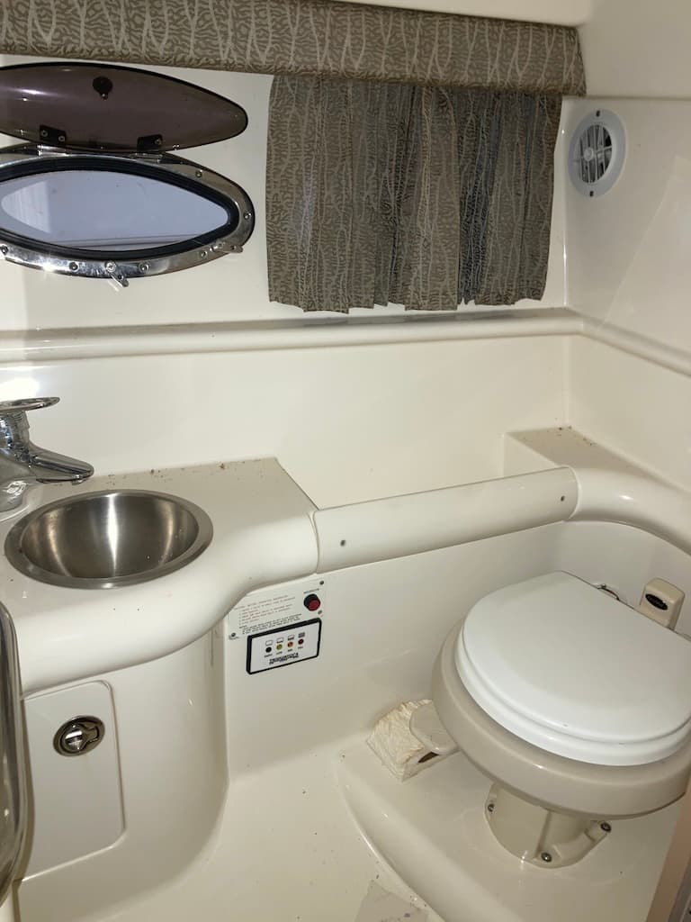 2004 Formula 330 SS bow with electric anchor windlass
