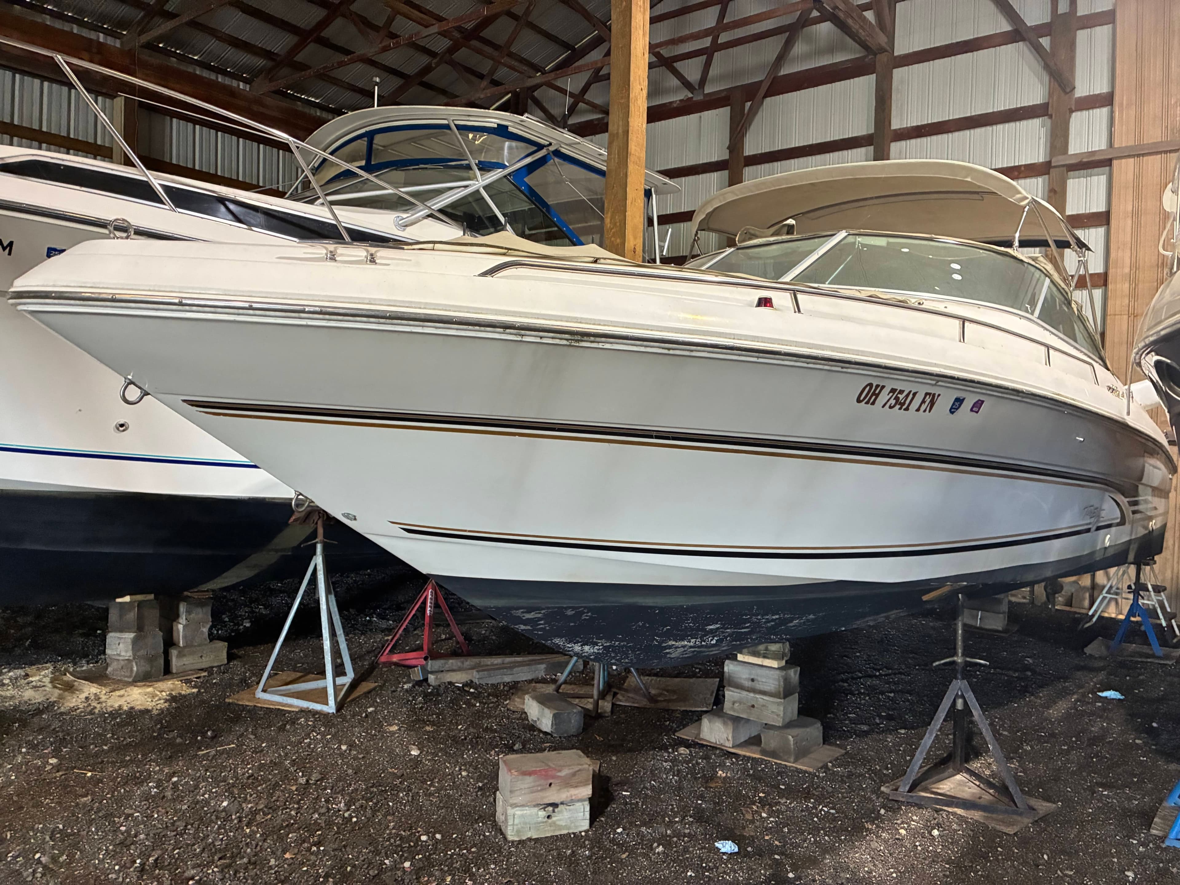2000 Sea Ray 280 Bow Rider cockpit with wet bar and stereo speakers