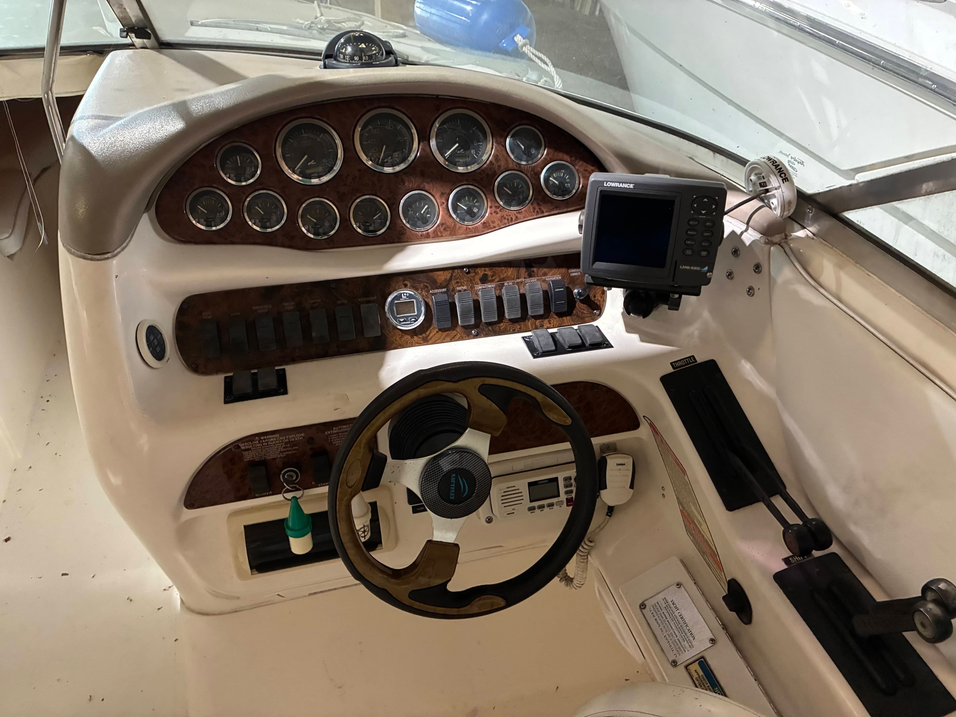 2000 Sea Ray 280 Bow Rider helm station with Lowrance GPS and VHF radio