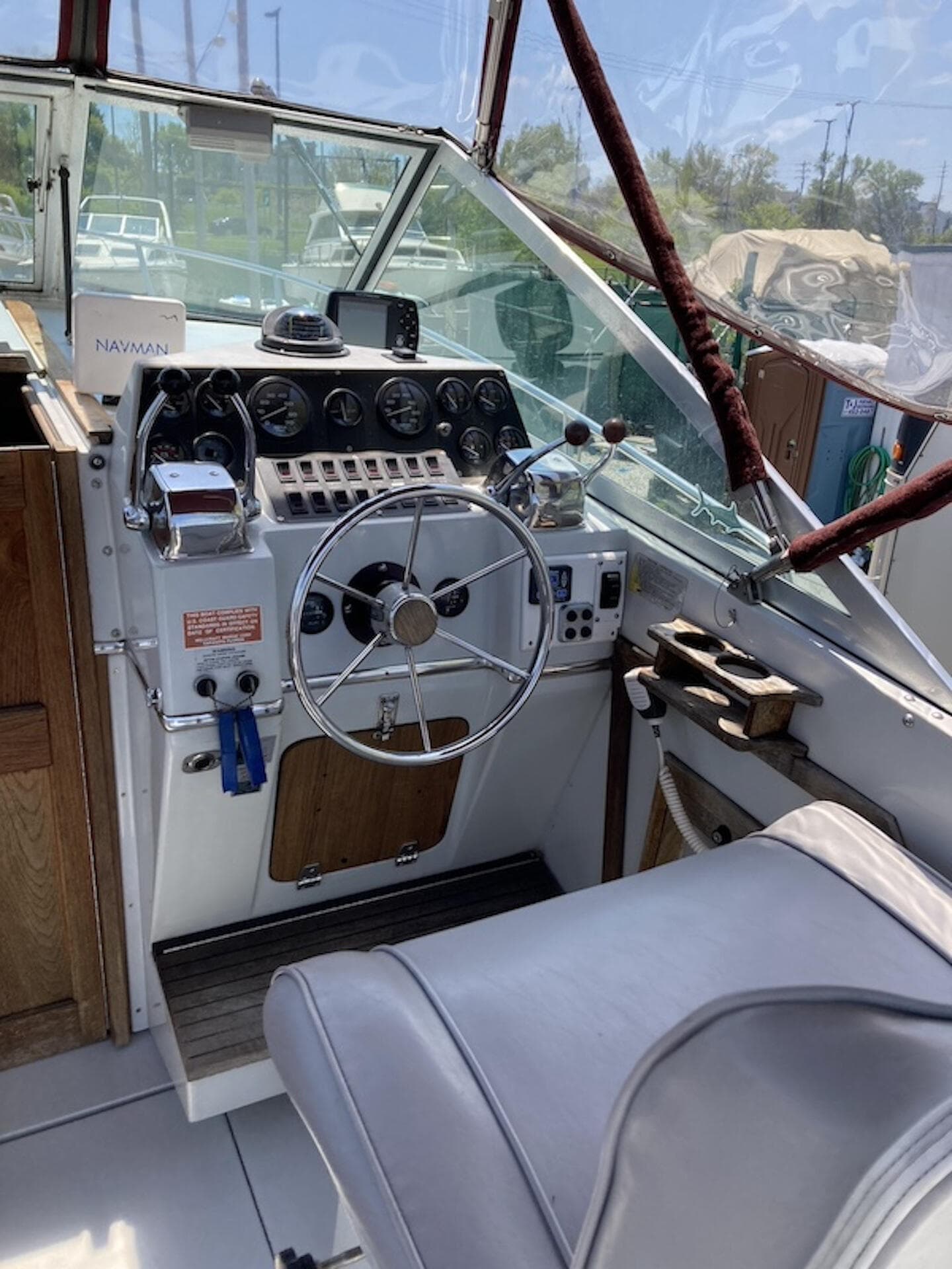 1986 Wellcraft Coastal 2600 cabin and berth area