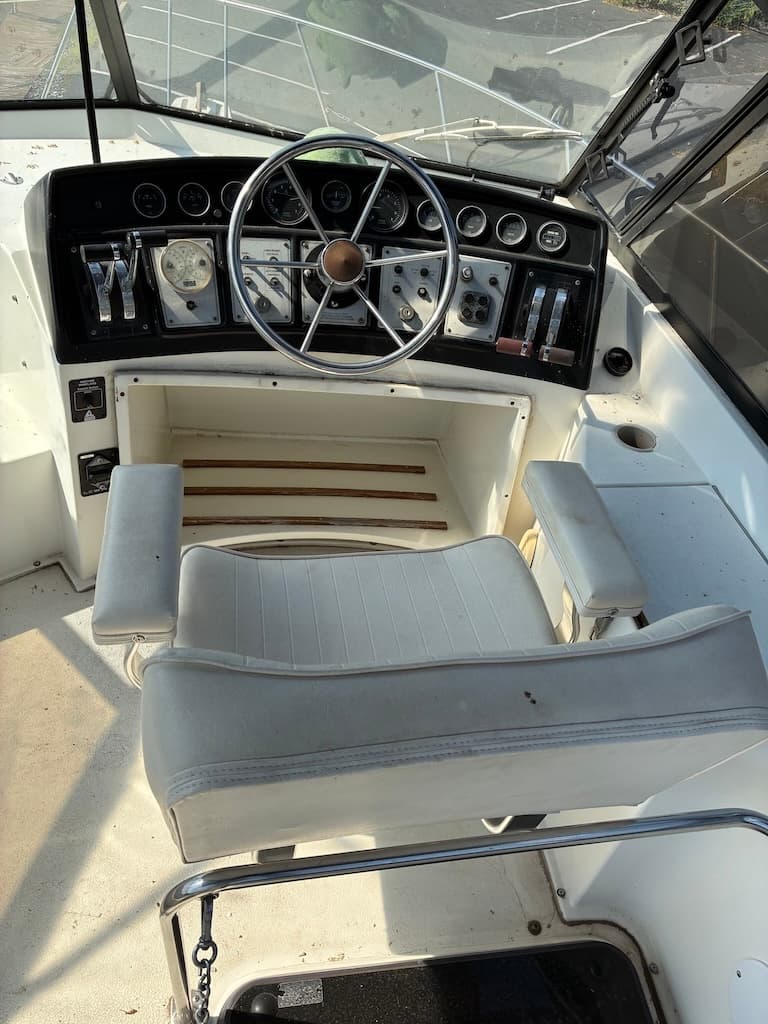 1987 Carver 32 Mariner flybridge with bimini top and full enclosure