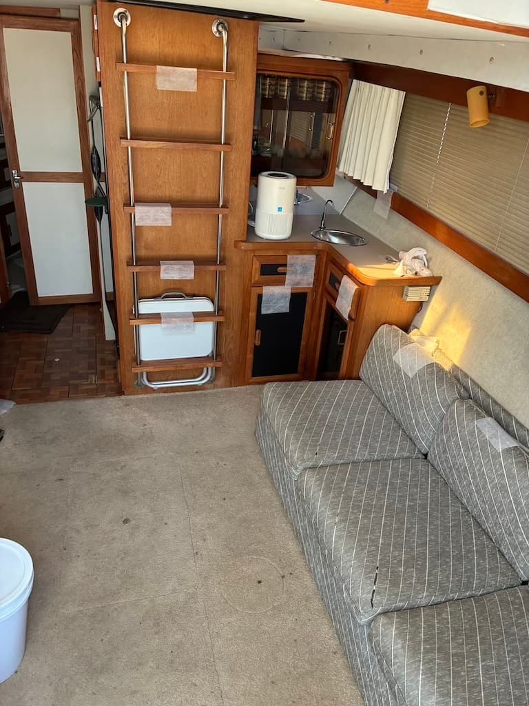 1987 Carver 32 Mariner helm station instrumentation