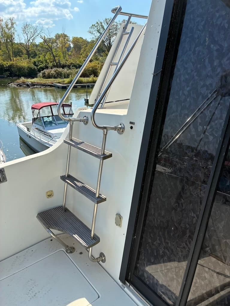 1987 Carver 32 Mariner main cabin interior with wet bar