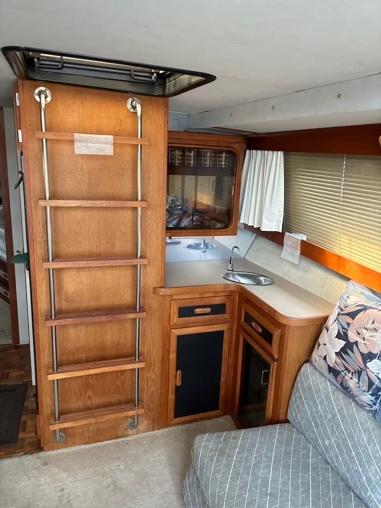 1987 Carver 32 Mariner swim platform and stern
