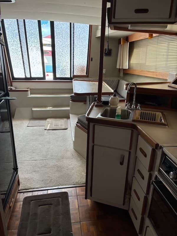 1987 Carver 32 Mariner cockpit seating area