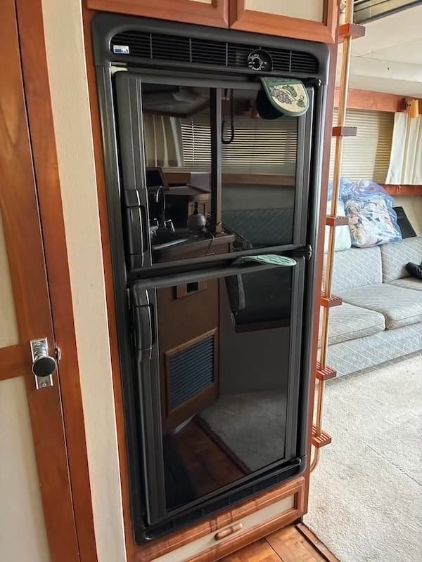 1987 Carver 32 Mariner cabin lighting and interior detail
