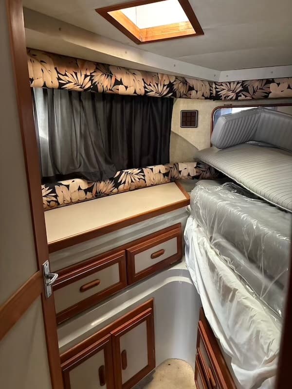 1987 Carver 32 Mariner freshwater Lake Erie cruiser stern quarter view