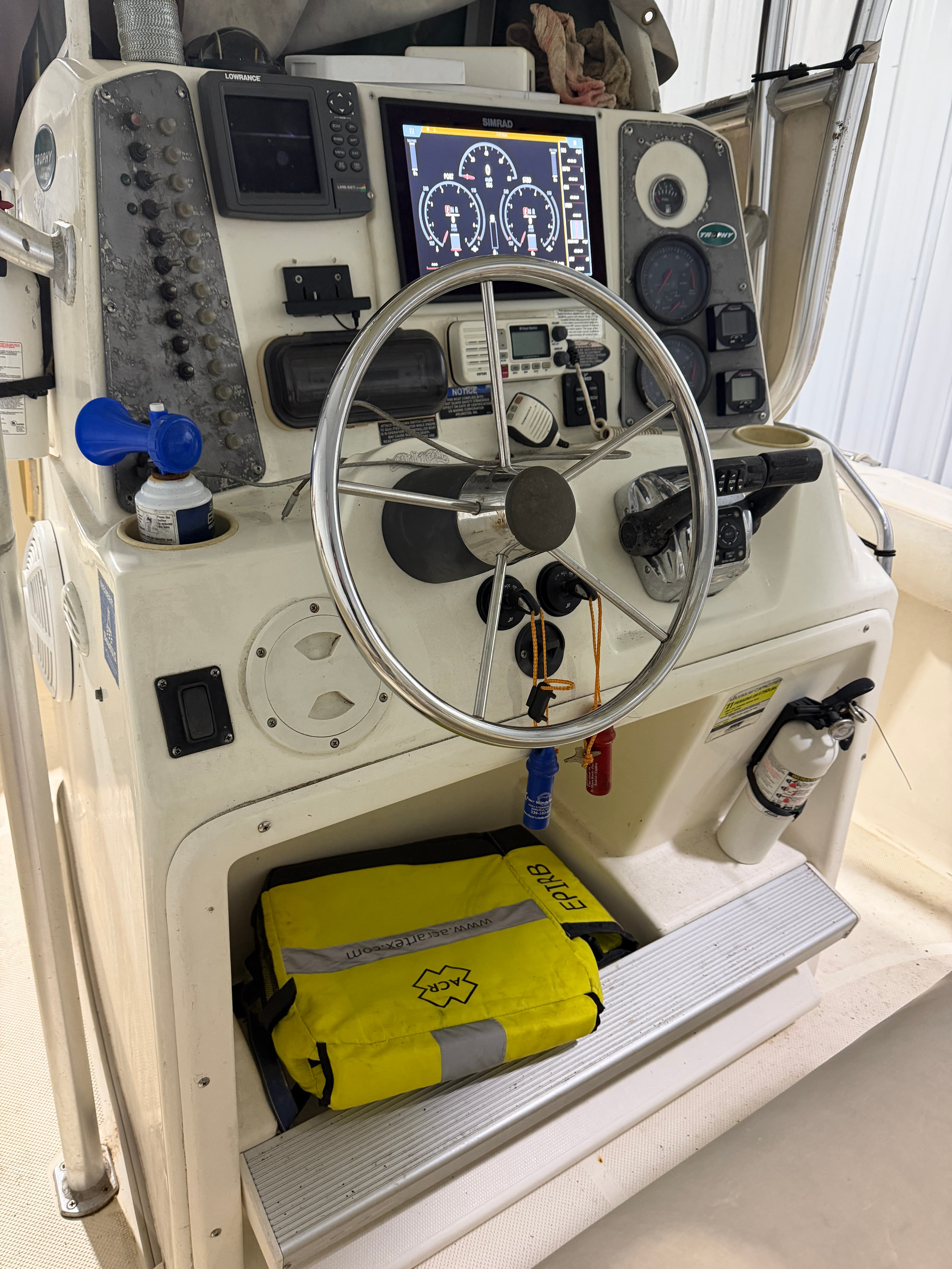 2005 Trophy 2503 helm station with Garmin GPS and fishfinder, freshwater Lake Erie boat