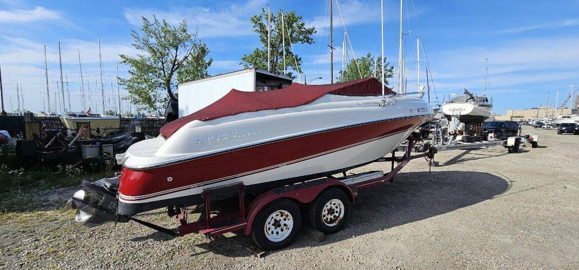 1996 Four Winns Sundowner 225 interior seating and cabin entry