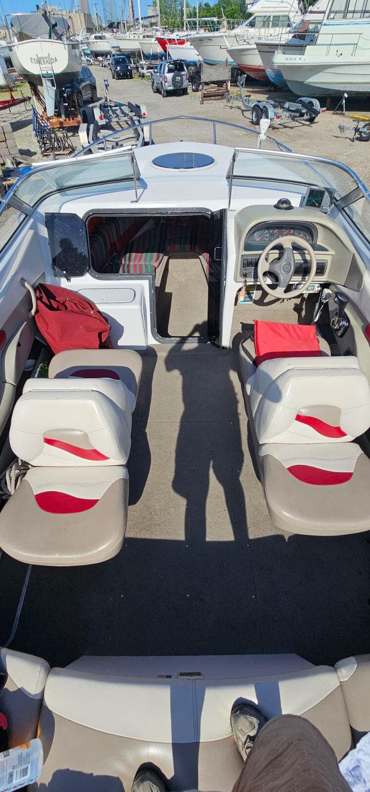 1996 Four Winns Sundowner 225 bow and foredeck detail