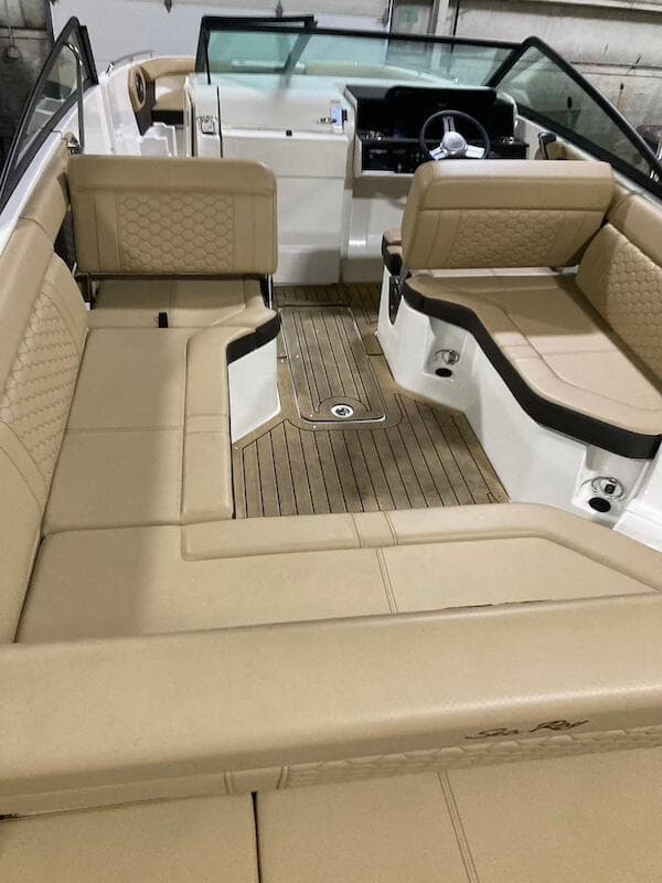 2022 Sea Ray 250 Bow Rider stern and swim platform