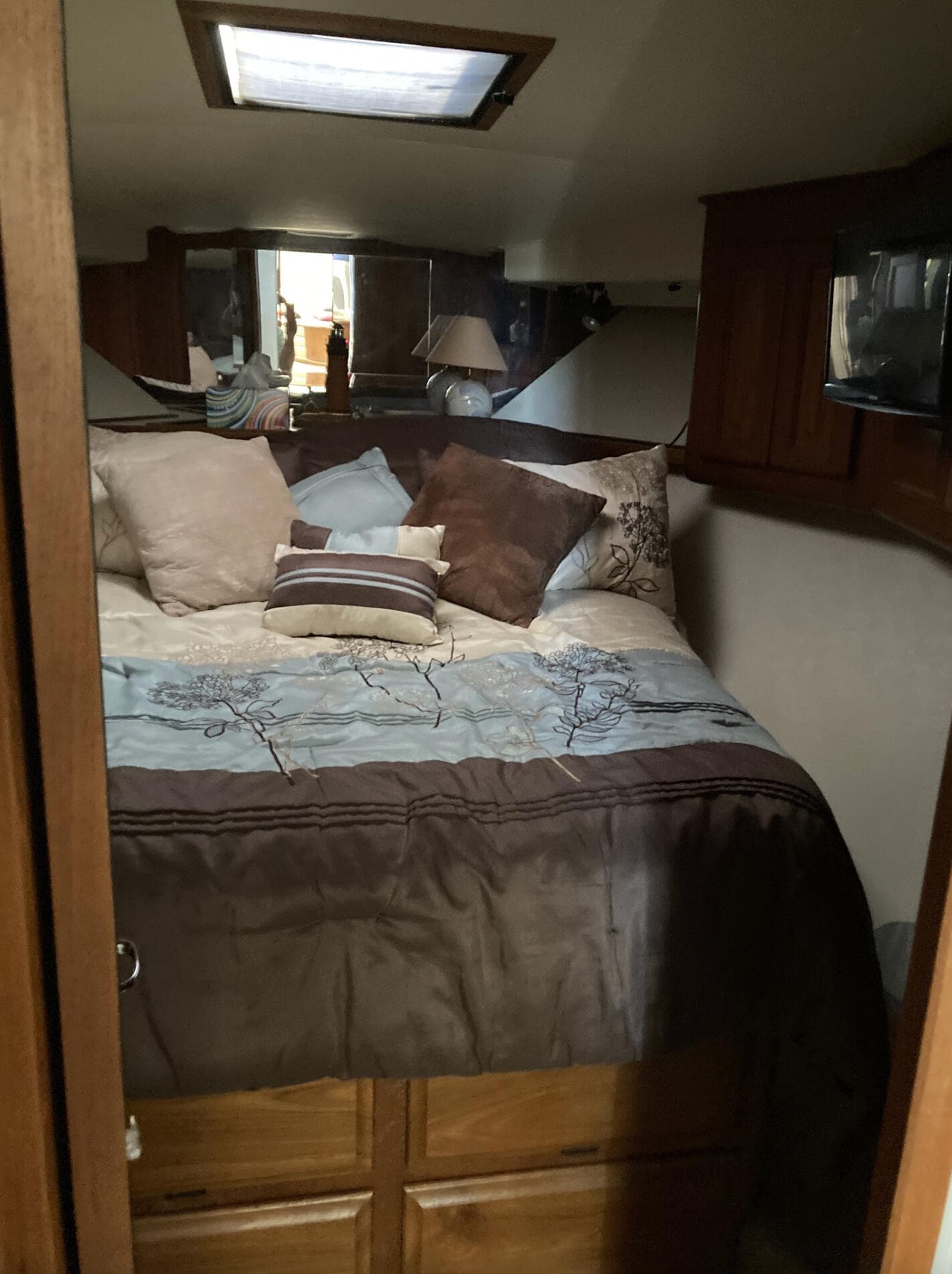 1990 Viking 45 Convertible cabin with AC, flat screen TV, and stereo