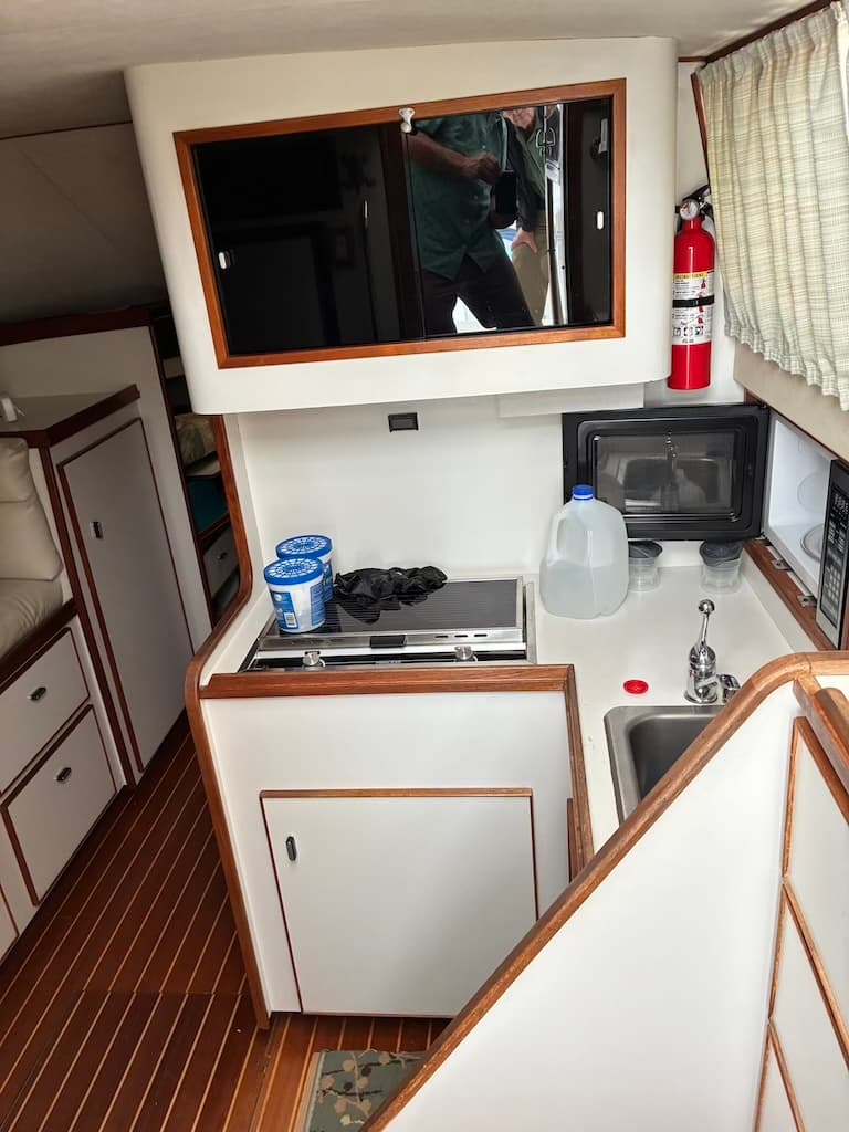 1989 Tiara 3300 Sport Flybridge cabin interior