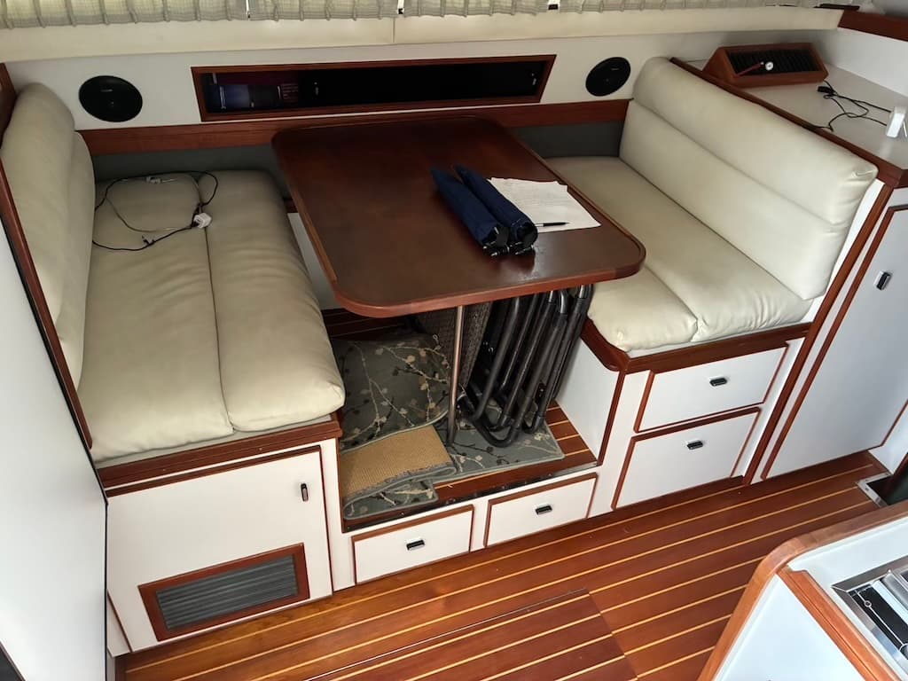 1989 Tiara 3300 Sport Flybridge cabin dinette