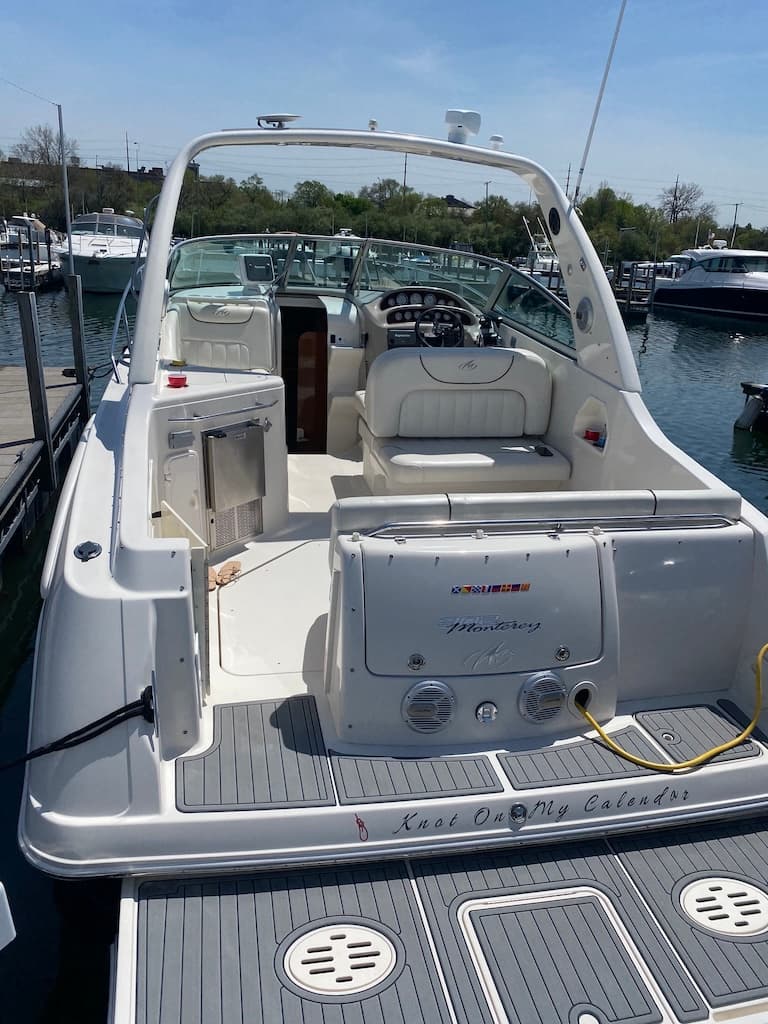 2004 Monterey 302 Cruiser exterior view