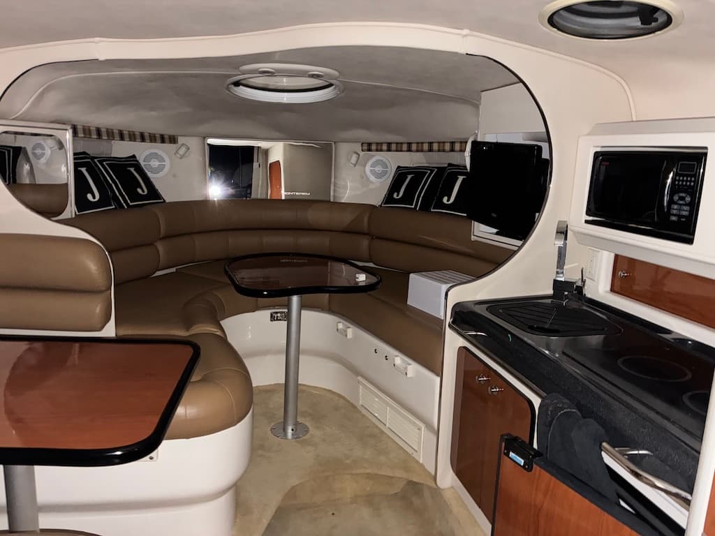 2004 Monterey 302 Cruiser bow
