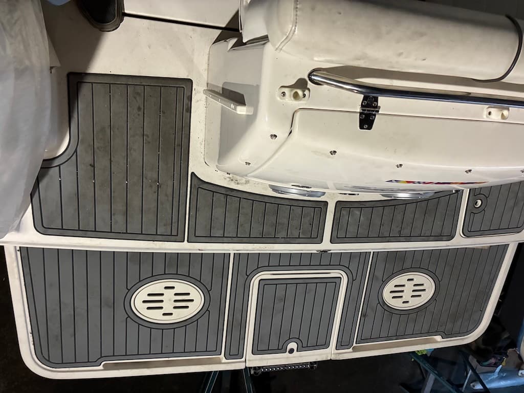 2004 Monterey 302 Cruiser helm