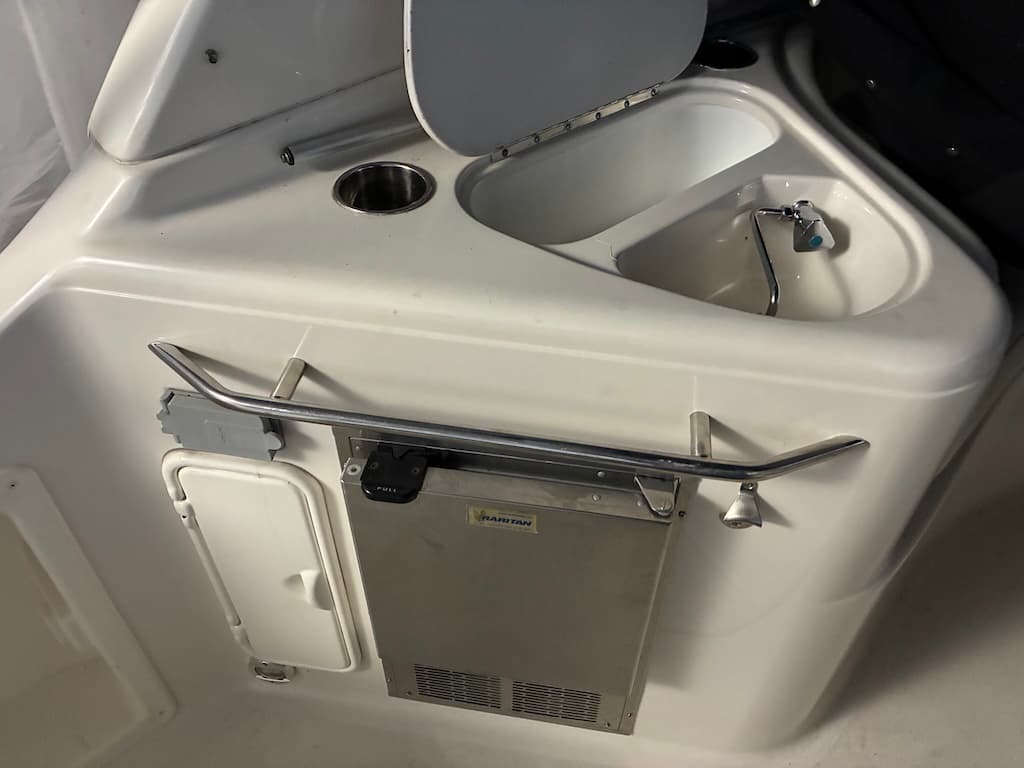2004 Monterey 302 Cruiser cabin entry