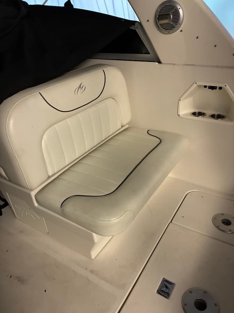 2004 Monterey 302 Cruiser cabin interior