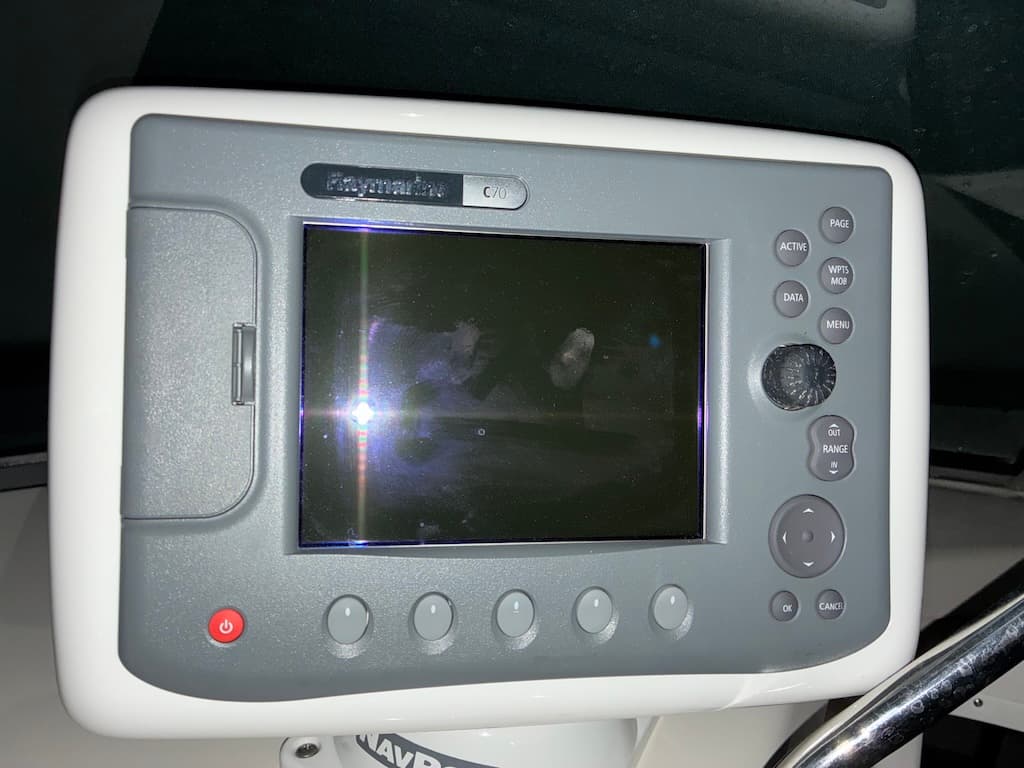 2004 Monterey 302 Cruiser mid-cabin berth