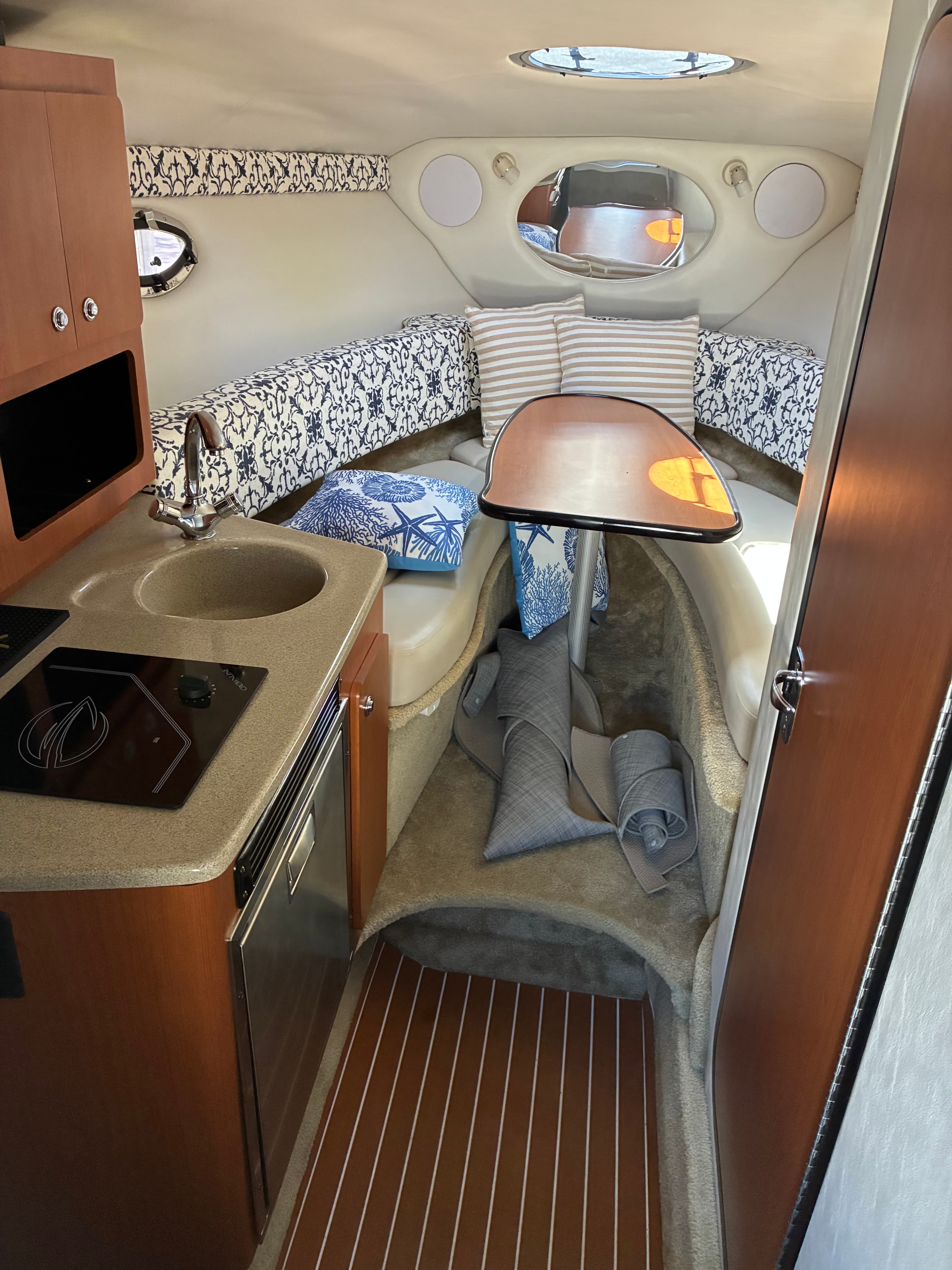 2005 Crownline 270CR cabin overview with dinette