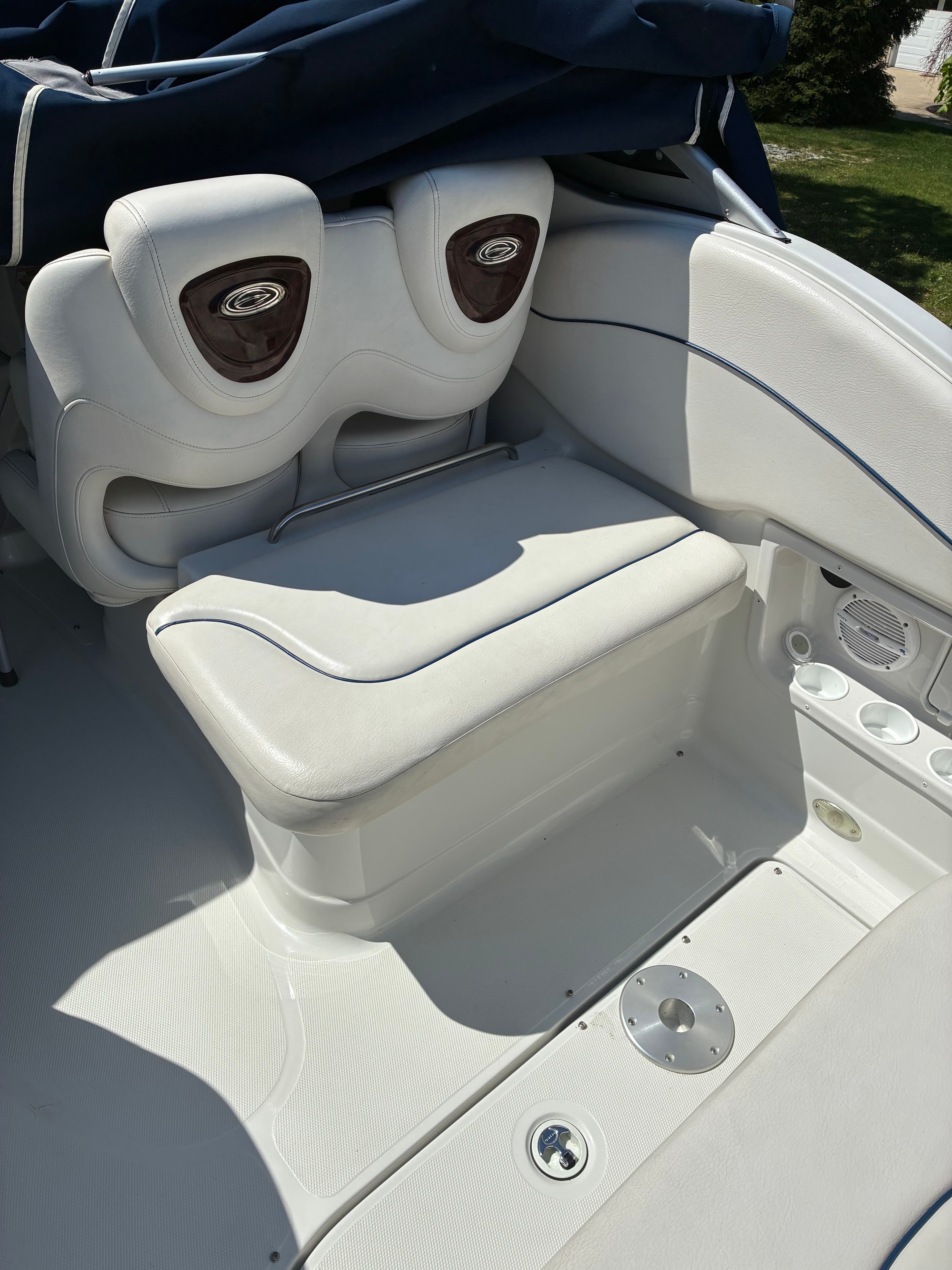 2005 Crownline 270CR cockpit sundeck with cup holders