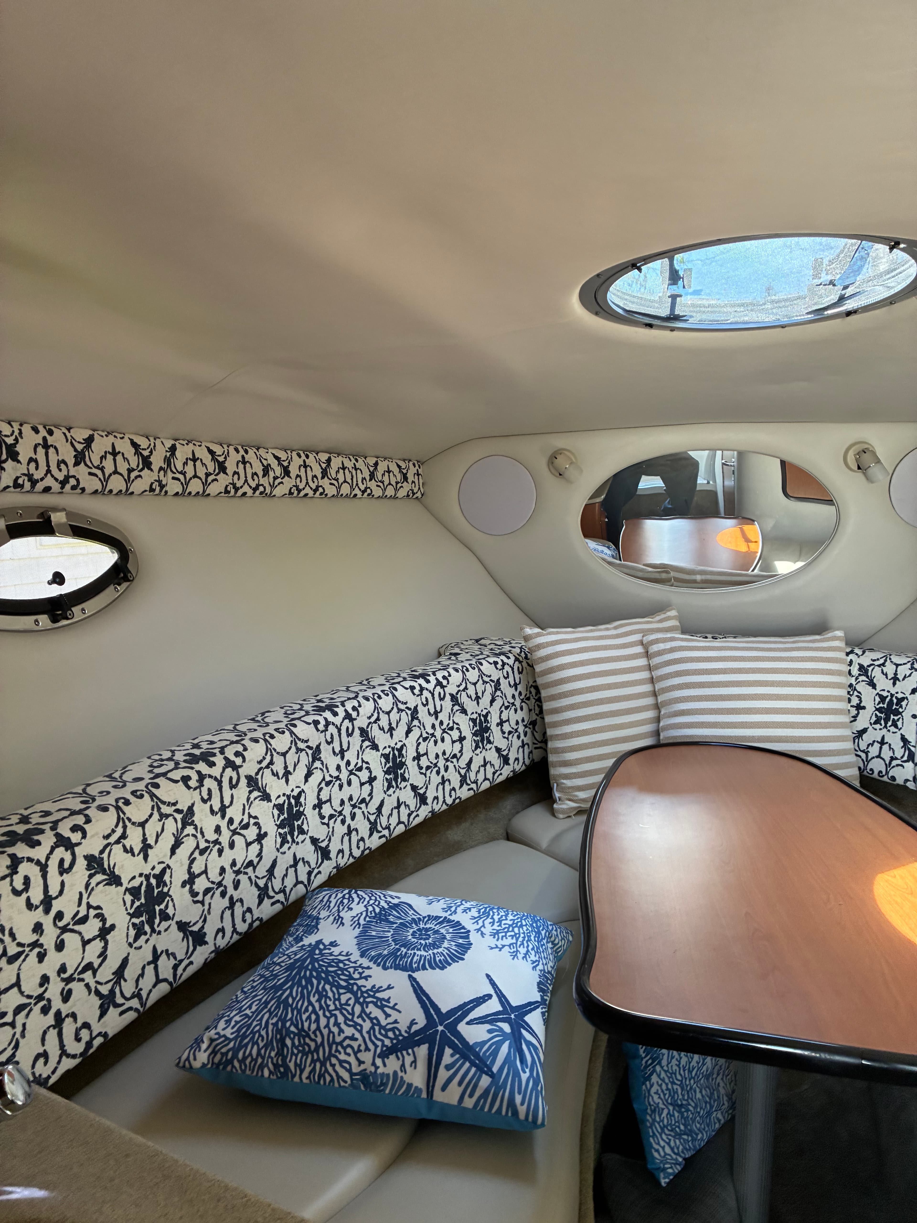 2005 Crownline 270CR V-berth with port windows